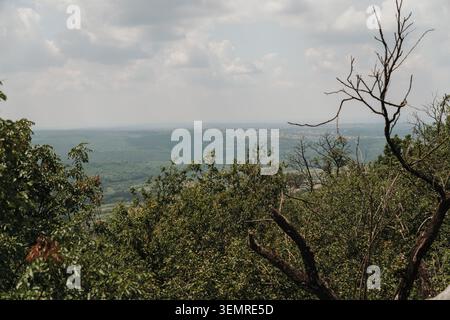 Végétation forestière dense surplombant les collines et les colonies lointaines d'Avala. Nature, conservation et concept d'éco-tourisme. Banque D'Images