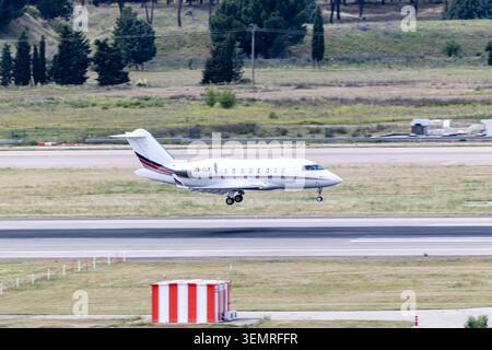 Madrid, Espagne - 15 mai 2026 : un avion privé décolle de l'aéroport Adolfo Suarez Madrid Barajas de Madrid, Espagne. Banque D'Images