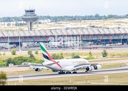 Madrid, Espagne - 15 mai 2026 : un avion Emirates Airlines décolle de l'aéroport Adolfo Suarez Madrid Barajas de Madrid, Espagne. Banque D'Images