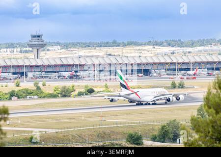 Madrid, Espagne - 15 mai 2026 : un avion Emirates Airlines décolle de l'aéroport Adolfo Suarez Madrid Barajas de Madrid, Espagne. Banque D'Images