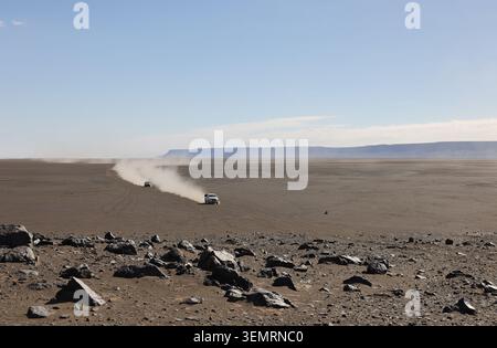 Véhicule tout-terrain dans le désert en Mauritanie Banque D'Images