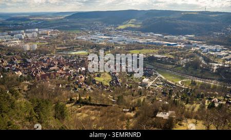 Vue surélevée sur une ville résidentielle, quartier industriel, vallée verdoyante, routes, collines boisées, et la campagne printanière d'un point de vue élevé. Banque D'Images