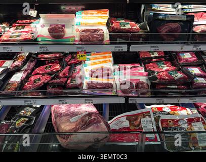 Bainbridge Township, Ohio, États-Unis - 15 mai 2026 : une exposition ouverte de coupes de bœuf sélectionnées dans un supermarché Meijer récemment ouvert Banque D'Images