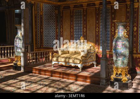Istanbul, Turquie - 01 novembre 2025 : luxueux intérieur de palais ottoman avec un canapé doré à Topkapi Banque D'Images