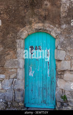 Ancienne porte dans le village de Lacoste en Provence France Banque D'Images