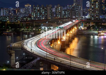 Une vue nocturne longue exposition du pont Cheongdam illuminé sur la rivière Han à Séoul, Corée du Sud, avec des sentiers lumineux vibrants de la circulation Banque D'Images