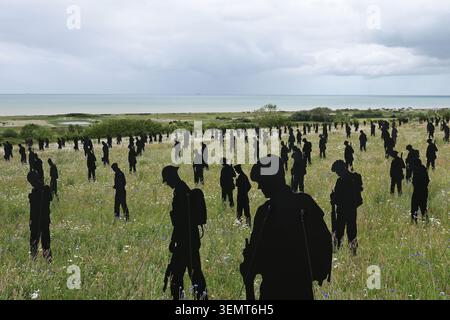 Statues de soldats de Standing with Giants au Mémorial de la Normandie britannique à Ver-sur-mer, France, pour marquer le 82e anniversaire du débarquement landi Banque D'Images