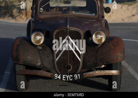 Une voiture Citroën vintage des années 1940 en Normandie, France le 6 juin 2026, le 82ème anniversaire du jour J. Banque D'Images