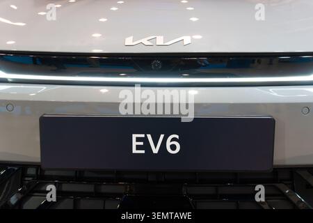 Logo avant Kia EV6 et plaque modèle avec barre lumineuse gros plan au salon ECAR 2026 Banque D'Images