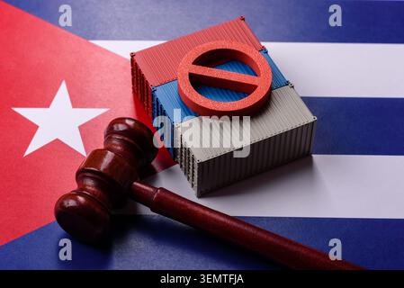 L'interdiction des conteneurs de fret sur le pavillon de Cuba comme toile de fond conceptuelle pour l'exportation et la logistique des marchandises. L'embargo sur les conteneurs de marchandises sous pavillon cubain Banque D'Images