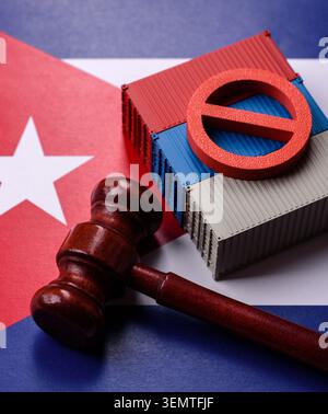 L'interdiction des conteneurs de fret sur le pavillon de Cuba comme toile de fond conceptuelle pour l'exportation et la logistique des marchandises. L'embargo sur les conteneurs de marchandises sous pavillon cubain Banque D'Images