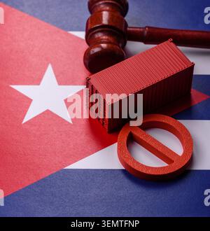 L'interdiction des conteneurs de fret sur le pavillon de Cuba comme toile de fond conceptuelle pour l'exportation et la logistique des marchandises. L'embargo sur les conteneurs de marchandises sous pavillon cubain Banque D'Images