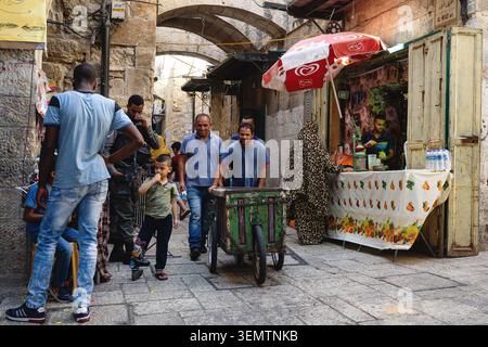 Vie quotidienne sur la rue Al-Wad dans le quartier musulman de la vieille ville Jérusalem avec les vendeurs et les habitants, Israël Banque D'Images