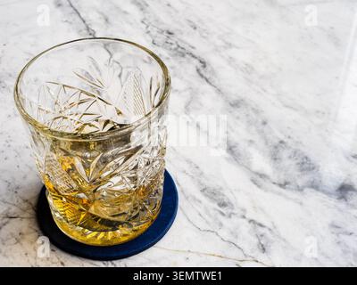 Plan de whisky sur le rocher dans le verre à l'ancienne sur la table de marbre Banque D'Images