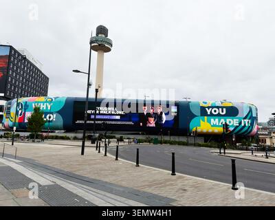 Liverpool, Royaume-Uni - 16 mai 2026 : vue large d'une enveloppe publicitaire colorée et d'un grand écran LED sur le bâtiment de la tour Radio City à Liverpool, Royaume-Uni. Banque D'Images