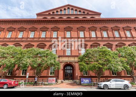 Entrée de la frise de la guerre de Sécession du National Building Museum Washington DC / WASHINGTON D.C. (États-Unis) — L'entrée de la rue F du National Building Museum affiche la frise en terre cuite buff au-dessus du portail voûté — le bas-relief de près de 1 200 pieds (366 m) de Caspar Buberl d'infanterie, de cavalerie, d'artillerie, d'artillerie, navale et d'unités médicales qui encercle les quatre côtés du bâtiment. Meigs assemblait les unités de l'armée dans un uniforme correct comme modèles afin que chaque détail de l'accoutrement soit précis, et il ordonna à Buberl d'inclure un teamster noir libéré dans le panneau de quartier-maître placé prominen Banque D'Images