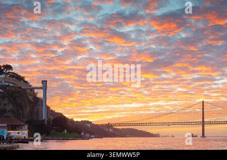 LISBONNE, PORTUGAL - nov 09, 2025 : coucher de soleil à Almada, Portugal, avec repas en plein air au bord de la rivière avec vue sur le pont du 25 avril, Boca do vent Banque D'Images