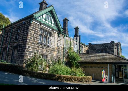 Entrée de Abbey House Museum, qui est l'une des portes de l'abbaye de Kirkstall en ruines du XIIe siècle Banque D'Images