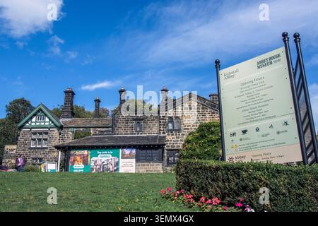 Entrée de Abbey House Museum, qui est l'une des portes de l'abbaye de Kirkstall en ruines du XIIe siècle Banque D'Images