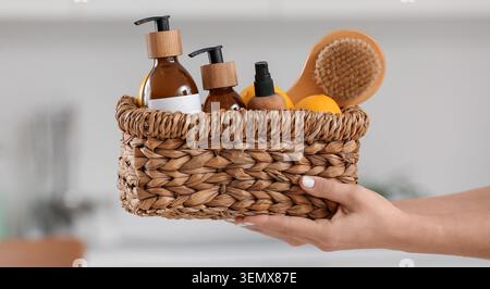 Produits de soins naturels et accessoires de bain en panier tissé, beauté durable et bien-être Banque D'Images