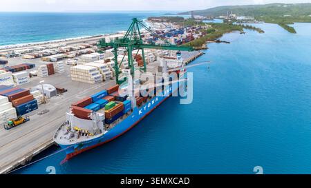 Une vue aérienne du quai commercial dans le port d'Apra, Guam, pour le chargement et le déchargement de cargaisons, véhicules, conteneurs, matériel de construction, réfrigérateur Banque D'Images