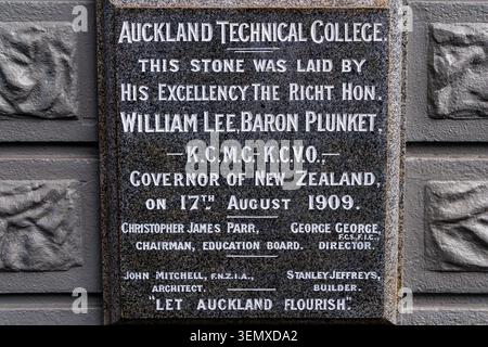 Plaque de pierre de fondation du Collège technique d'Auckland posée par le gouverneur Baron Plunket le 17 août 1909, Auckland Banque D'Images