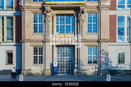 Vue de face de l'ESMT Berlin, l'École européenne de gestion et de technologie, installée dans l'ancien bâtiment du Conseil d'Etat de la RDA (Staatsratsgebäude). Banque D'Images