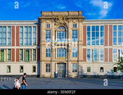 Vue de face de l'ESMT Berlin, l'École européenne de gestion et de technologie, installée dans l'ancien bâtiment du Conseil d'Etat de la RDA (Staatsratsgebäude). Banque D'Images