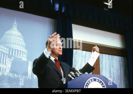 Le sénateur américain Bob Packwood (républicain de l'Oregon) tient une conférence de presse au Capitole des États-Unis à Washington, DC, États-Unis, après avoir été amené de force au Sénat américain par la police du Capitole des États-Unis pour répondre à un appel de quorum le 24 février 1988. Crédit : Ron Sachs / CNP / Sipa USA Banque D'Images