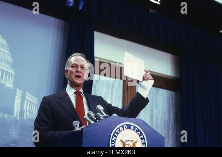 Le sénateur américain Bob Packwood (républicain de l'Oregon) tient une conférence de presse au Capitole des États-Unis à Washington, DC, États-Unis, après avoir été amené de force au Sénat américain par la police du Capitole des États-Unis pour répondre à un appel de quorum le 24 février 1988. Crédit : Ron Sachs/CNP Banque D'Images