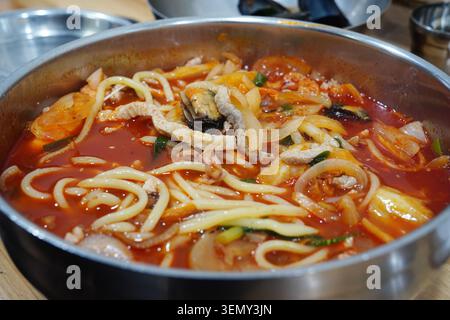Jjampong traditionnel coréen chinois avec bouillon rouge épicé et légumes Banque D'Images