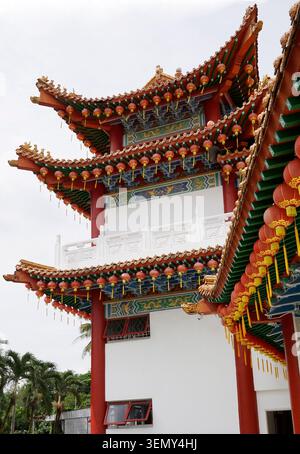 Kuala Lumpur, Malaisie - 5 août 2023 : lanternes utilisées pour décorer le toit de Thean Hou Banque D'Images