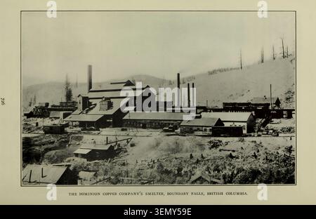 Installation de fusion de Dominion Copper Company avec plusieurs bâtiments, cheminées émettant de la fumée et lignes ferroviaires, représentant le traitement industriel du cuivre à Boundary Falls, en Colombie-Britannique. TIRÉ DE L'ARTICLE PRATIQUE DE LA FUSION DU CUIVRE DANS LE DISTRICT FRONTALIER, COLOMBIE-BRITANNIQUE. Par Frederic Keffer. Tiré de l'Engineering Magazine consacré au progrès industriel volume XXXIII avril - septembre 1907 The Engineering Magazine Co Banque D'Images