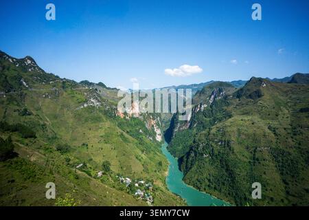 Vue large de tu San Canyon, rivière Nho que, boucle de Ha Giang, Vietnam Banque D'Images