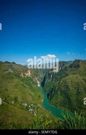 Vue large de tu San Canyon, rivière Nho que, boucle de Ha Giang, Vietnam Banque D'Images