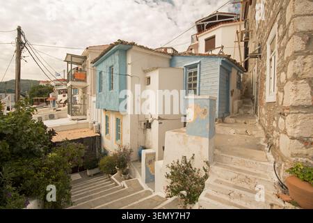 Maisons traditionnelles et marches étroites en pierre dans le village de Kokkari, Samos Banque D'Images