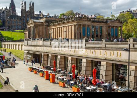 Le bâtiment néoclassique Scottish National Gallery, conçu par William Henry Playfair, est situé sur le Mound à Édimbourg Banque D'Images