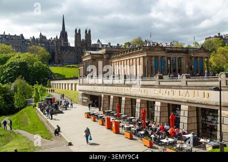 Le bâtiment néoclassique Scottish National Gallery, conçu par William Henry Playfair, est situé sur le Mound à Édimbourg Banque D'Images