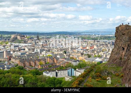 Salisbury Crags avec Edinburgh City derrière vu de Holyrood Park, Édimbourg, Écosse Banque D'Images