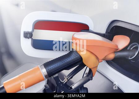 Le drapeau des pays-Bas sur le couvercle du réservoir d'essence d'une voiture à une station-service en gros plan. Prix élevés ou bas pour l'essence et le carburant diesel chez Dutch Banque D'Images