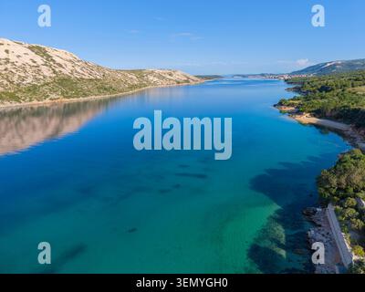 Vue aérienne d'une baie profonde avec de l'eau turquoise sur l'île de Rab, Croatie Banque D'Images