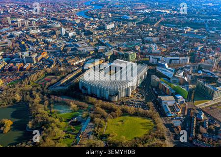 Vue aérienne par drone de St James Park, Newcastle United Stadium, Leazes Park premier plan, River Tyne et ponts, Newcastle upon Tyne, Angleterre, hiver Banque D'Images