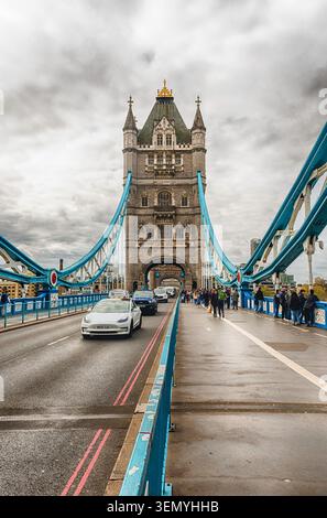 LONDRES - 13 AVRIL 2022 : le célèbre Tower Bridge, site historique de Londres, Angleterre, Royaume-Uni. Le pont a ouvert ses portes le 30 juin 1894 Banque D'Images