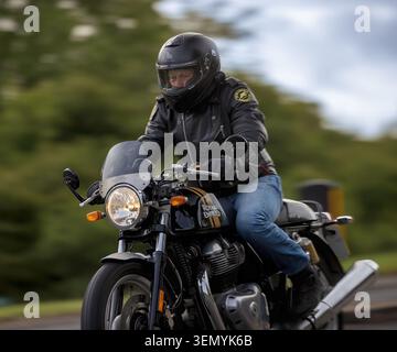 Stony Stratford, Bucks, Royaume-Uni - 7 juin 2026 : homme conduisant une moto Royal Enfield Continental GT 650 conduisant sur une route britannique Banque D'Images