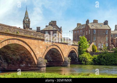 Architecture historique et bâtiments traditionnels en grès rouge dans le bourg royal d'Annan, Dumfries et Galloway, en Écosse Banque D'Images