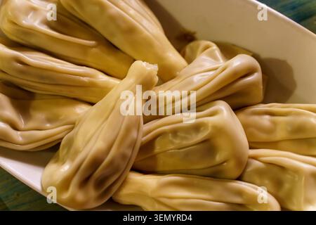 Boulettes de viande juteuse khinkali géorgienne sur une assiette en céramique dans un restaurant. Photo de haute qualité Banque D'Images