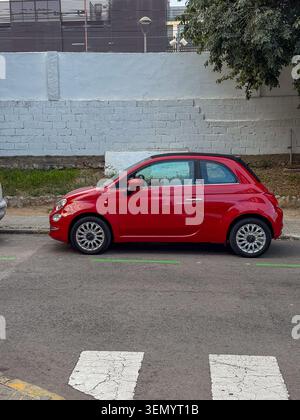 Sitges, Espagne - 02 octobre 2025 : vue de profil de côté photo éditoriale d'une voiture de tourisme cabriolet Fiat 500C rouge garée dans une rue en ville. Cette image env Banque D'Images
