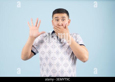 Beau jeune homme expressif posant émotionnellement dans un studio professionnel Banque D'Images
