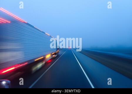 Traînées de feux de circulation à grande vitesse à longue exposition sur les infrastructures routières Banque D'Images