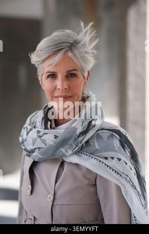 Mode, sourire et portrait de femme en ville avec confiance pour tenue d'hiver avec manteau et écharpe. Fierté, temps froid et personne féminine mature avec Banque D'Images